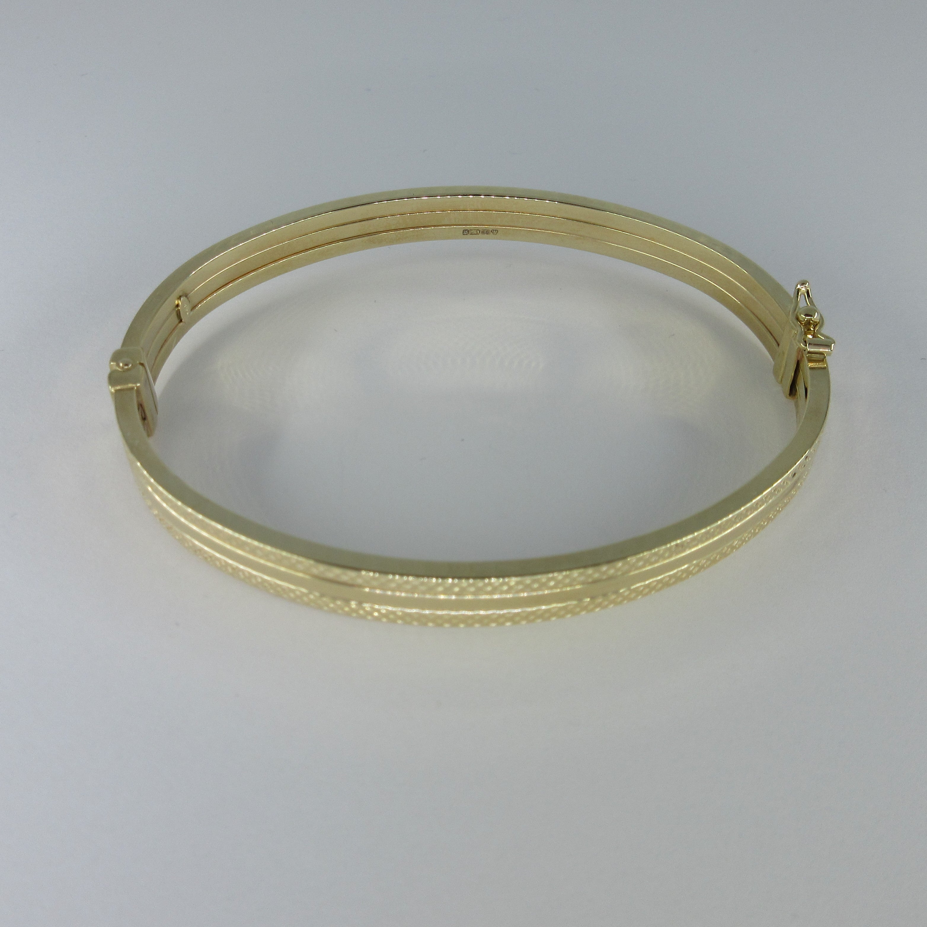 Ladies 9ct Yellow Gold Bangle