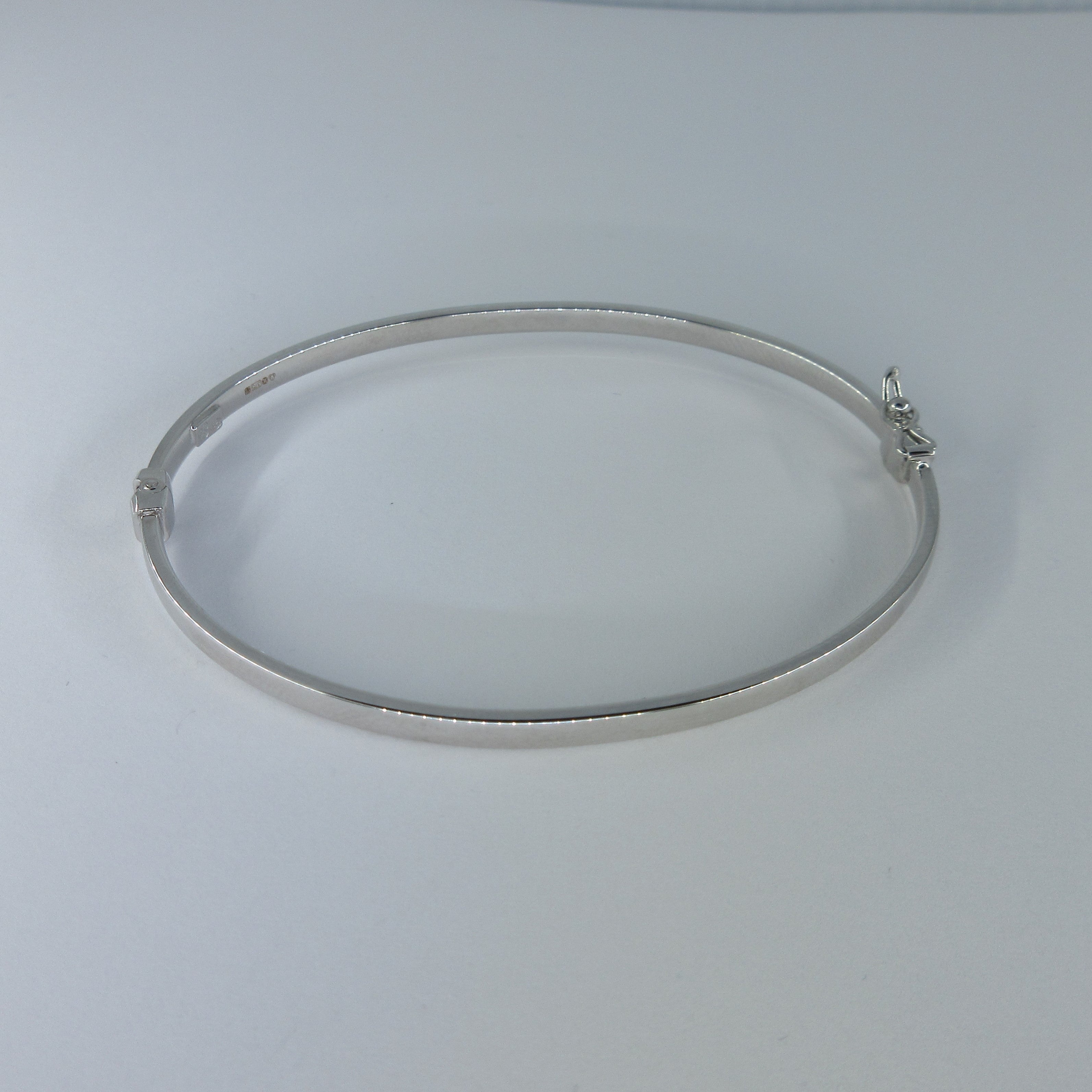 Ladies 9ct White Gold Bangle