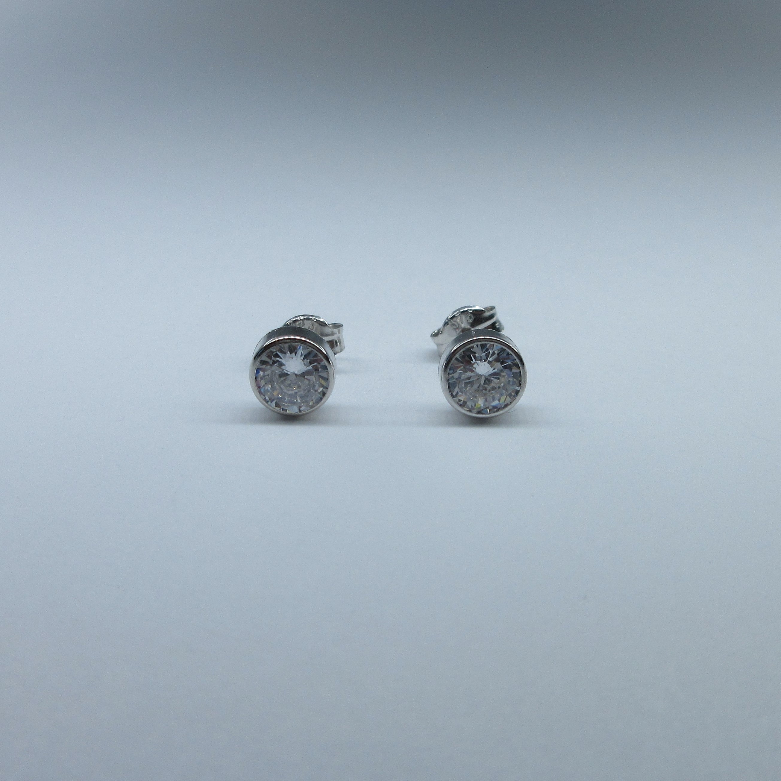 9ct White Gold C/Z Stud Earrings